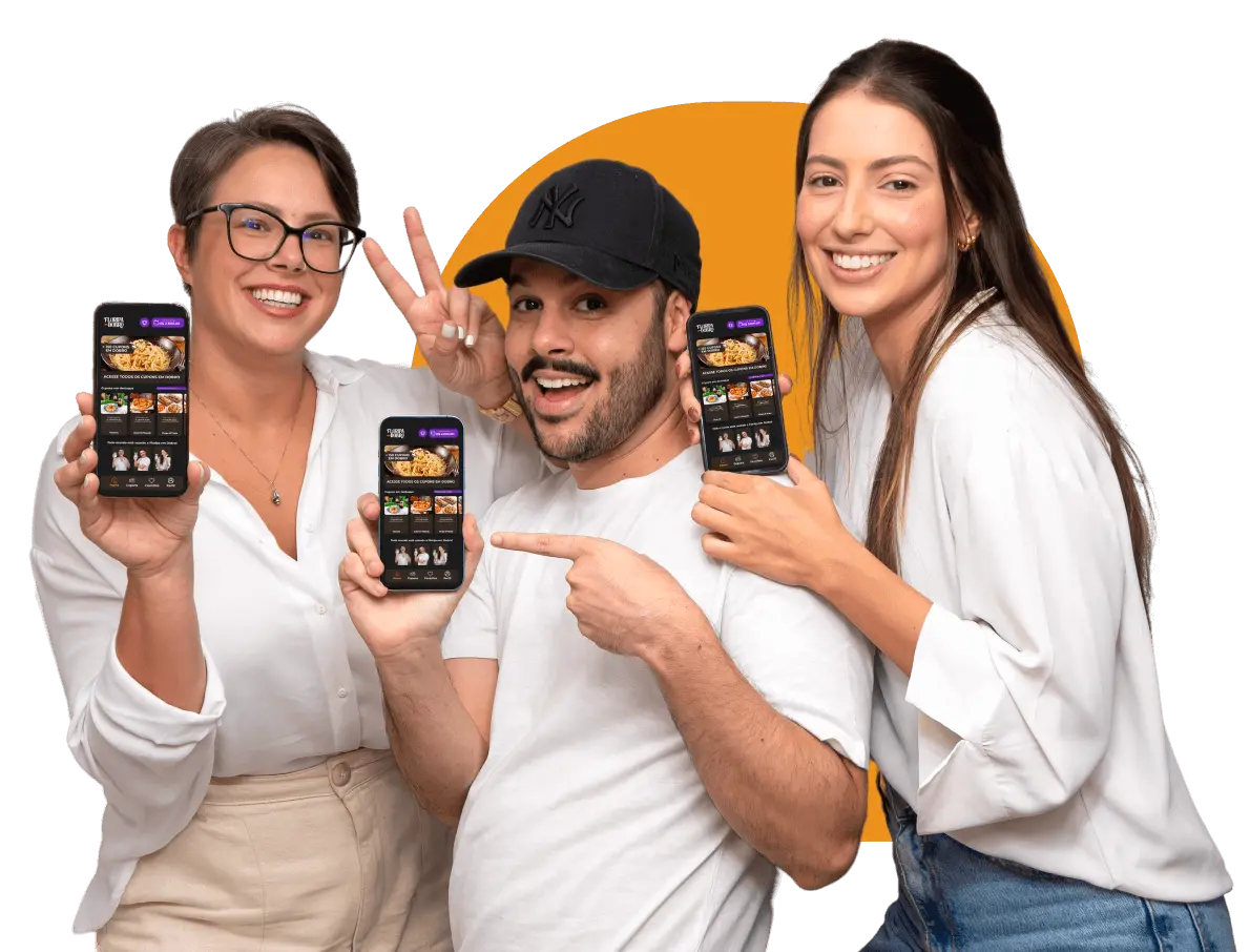 Equipe Floripa em Dobro mostrando o aplicativo no celular